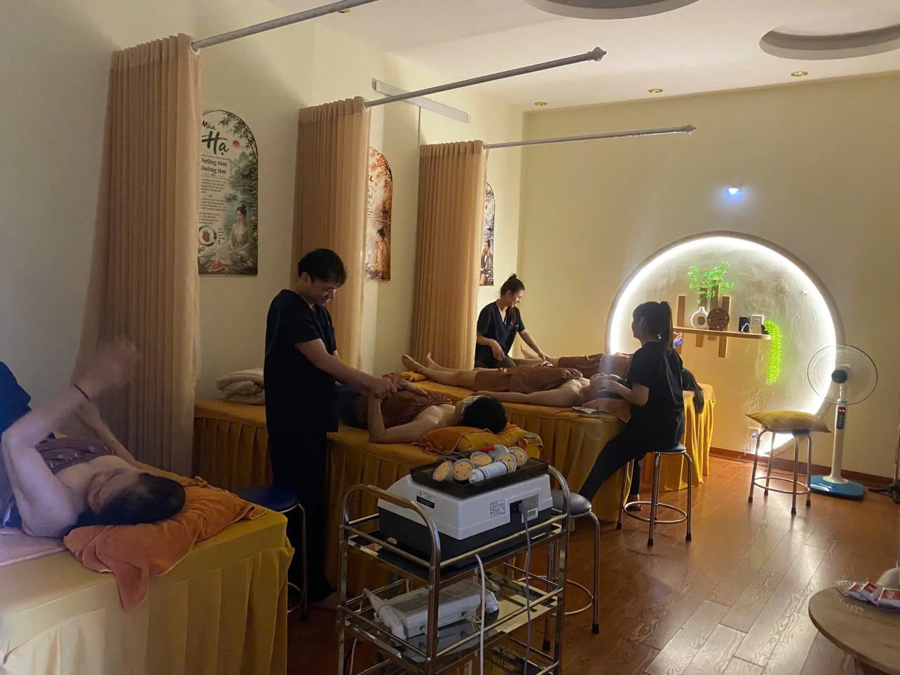 Hoạt động massage chân và chăm sóc cơ thể thực tế tại Yến Anh